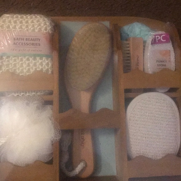 Essential Design Bath Gift Set Basket - Picture 6 of 6